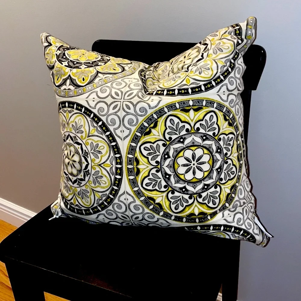 🎉HP🎉Beautiful Accent Pillow in EUC 🌟 Pretty Colors of Yellow, Gray, Black & … - Picture 4 of 11